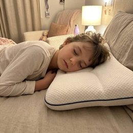 Customer photo — EVERNEL ergonomic kids pillow (37)