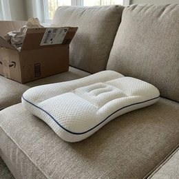 Customer photo — EVERNEL ergonomic kids pillow (2)