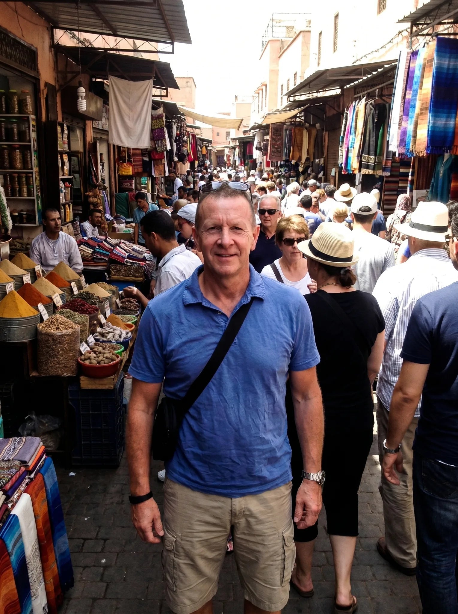 Customer travelling with the sling bag, photo 5