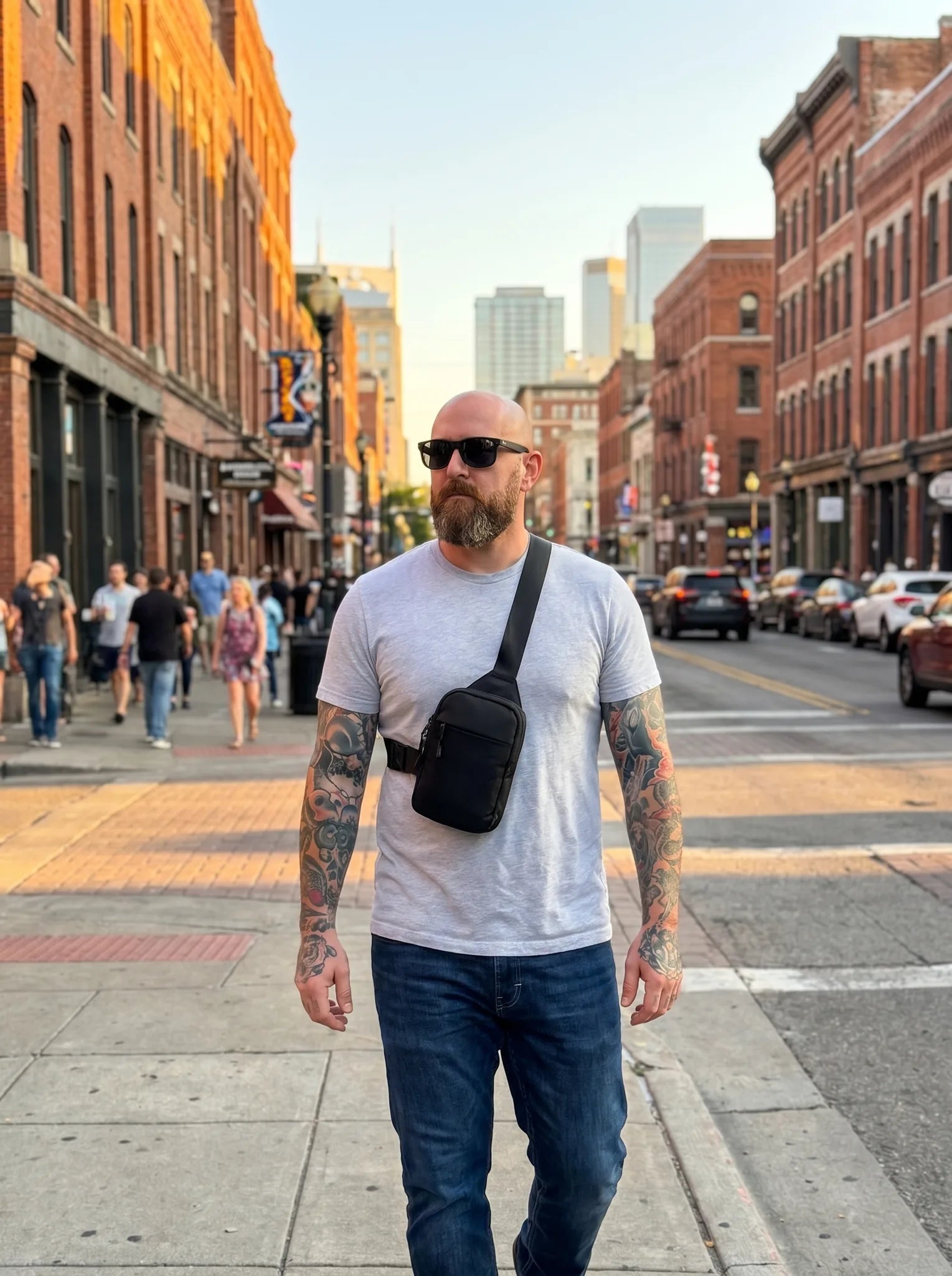 Customer travelling with the sling bag, photo 9