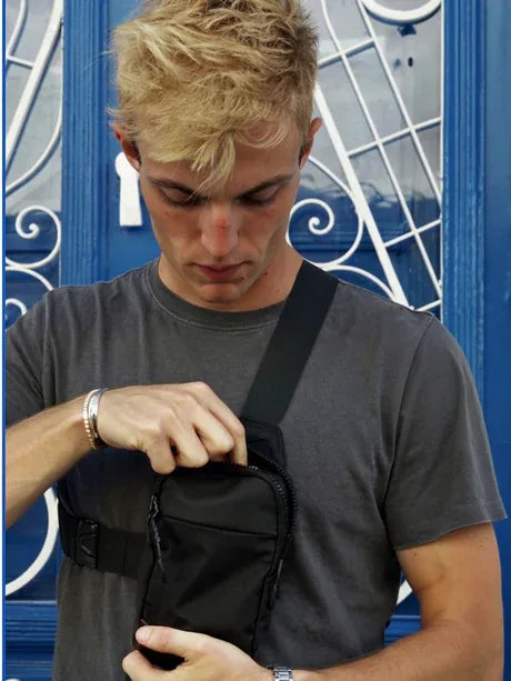 Customer travelling with the sling bag, photo 10